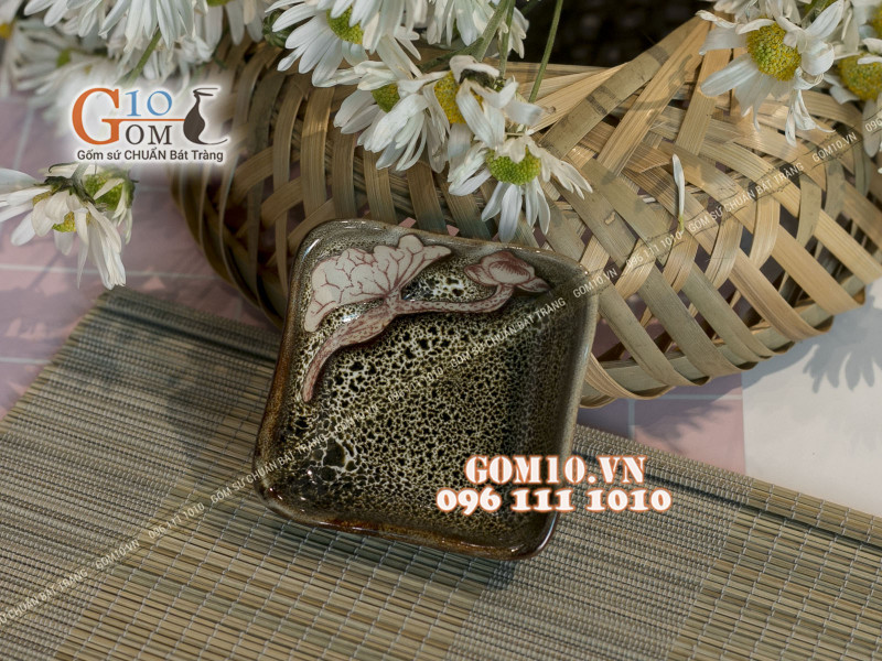 Đĩa muối vuông men gấm vàng khắc sen