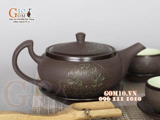 Ấm dáng dẹt gốm hồng sa khắc trăng xanh, 300ml