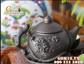 Ấm gốm đắp nổi hoa phù dung đen, 500ml
