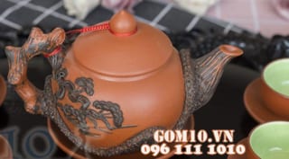 Ấm gốm đắp nổi Tùng Đen đỏ, 500ml