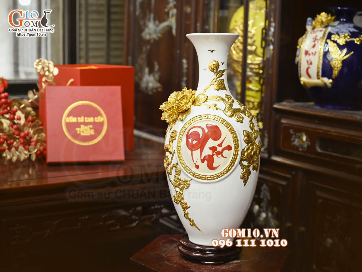 Bảo bình chữ Phúc đắp nổi dát vàng, nền trắng, cao 42cm