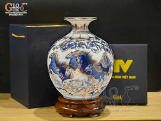 Bình hút lộc men lam vẽ Mã Đáo Thành Công - Thuận Buồm Xuôi Gió vẽ vàng 24k in logo VTV, cao 22cm