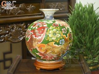 Bình hút lộc men màu cảnh cá Chép Liên Hoa vẽ vàng 24k nền xanh lá, cao 30cm