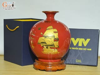 Bình hút lộc men màu đỏ cảnh Thuận Buồm Xuôi Gió vàng kim in logo VTV, cao 26cm