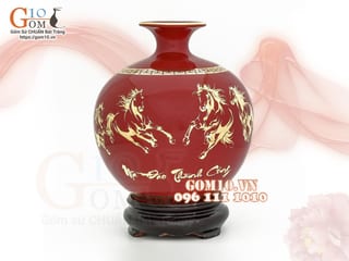 Bình hút lộc men màu, nền đỏ, vẽ vàng kim Mã đáo Thành công, cao 18cm
