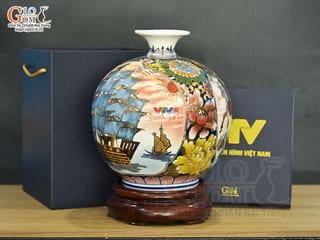 Bình hút lộc men màu Nhị cảnh viền hoa nền cam vẽ vàng 24k in logo VTV8, cao 25cm