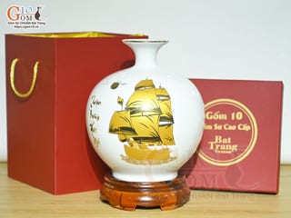 Bình hút lộc men màu trắng cảnh Thuận Buồm Xuôi Gió vàng kim, cao 26cm