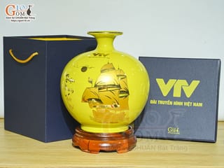 Bình hút lộc men màu vàng cảnh Thuận Buồm Xuôi Gió vàng kim in logo VTV, cao 26cm