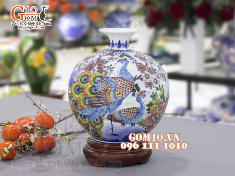 Bình hút lộc men trắng vẽ Công Đào, cao 25cm