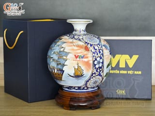 Bình hút lộc Nhị cảnh Thuận Buồm Xuôi Gió và Công Đào vẽ vàng 24k in logo VTV nền cam, cao 23cm