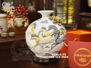 Bình hút tài lộc Mã Đáo Thành Công cuốn thư đắp nổi, nền trắng, cao 30cm