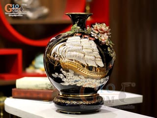 Bình hút tài lộc men màu xanh coban đắp nổi Thuận Buồm Xuôi Gió vẽ vàng 24k, cao 35cm
