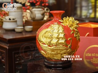 Bình hút tài lộc Thuận Buồm Xuôi Gió đắp nổi dát vàng, nền đỏ, cao 28cm