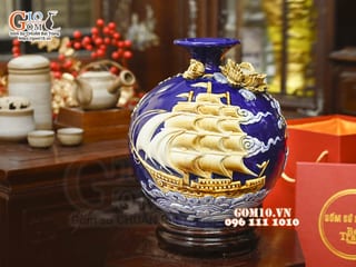 Bình hút tài lộc Thuận Buồm Xuôi Gió đắp nổi, nền xanh coban, cao 28cm