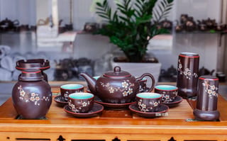 Bộ ấm chén cao cấp Sâu lòng hoa mai trắng - men nâu - chỉ đỏ và đầy đủ phụ kiện
