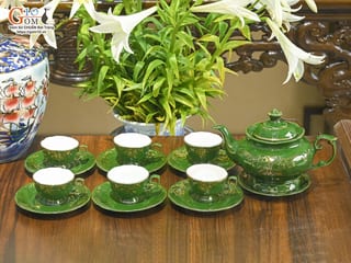 Bộ ấm chén đài các men màu họa tiết hoa Ly vẽ vàng 24k nền xanh lá, 750ml