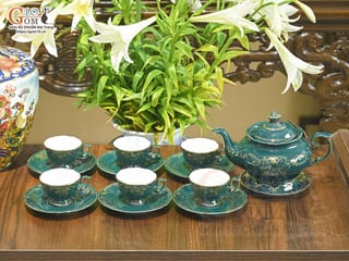 Bộ ấm chén đài các men màu họa tiết hoa Ly vẽ vàng 24k nền xanh lục bảo, 750ml