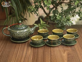 Bộ ấm chén dáng hồng dẹt men lục cổ khắc nổi hoa phù dung, 300ml