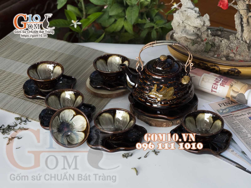 Bộ ấm chén dáng vuốt men hỏa biến đen khắc nổi Cá Chép Liên Hoa