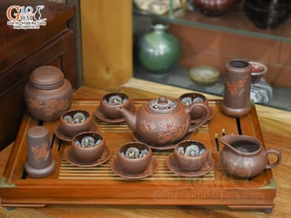 Bộ ấm chén gốm dáng tống khắc đào chỉ đỏ, chén lòng hoa đầy đủ phụ kiện, 350ml