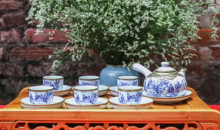 Bộ ấm chén men lam, quai ngang bọc đồng, vẽ Trúc lâm thất hiền
