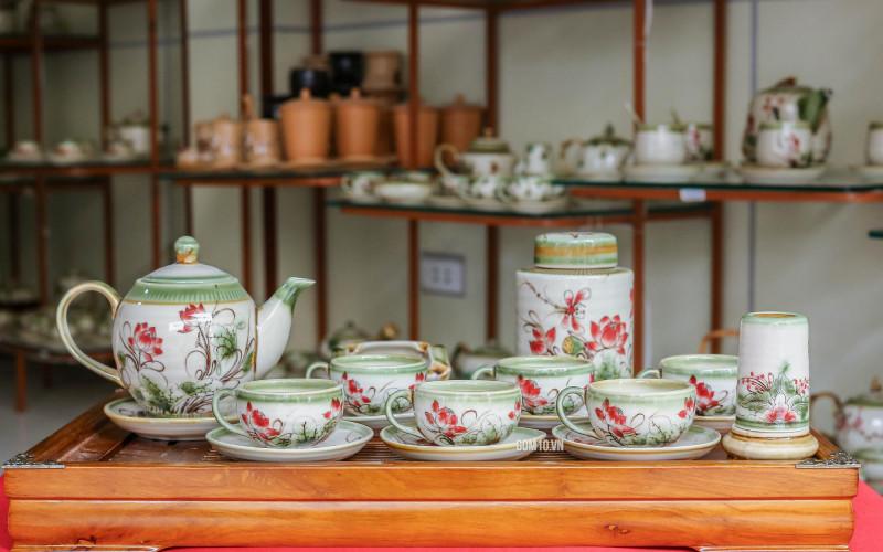 Bộ ấm chén men vuốt Camellia vẽ sen, đầy đủ phụ kiện