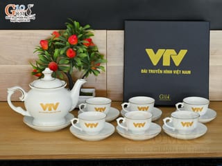 Bộ ấm chén phú quý men trắng kẻ chỉ vàng kim in logo VTV, 500ml