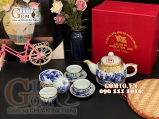Bộ ấm chén quả hồng men lam cổ họa tiết Trúc Lâm Thất Hiền bọc đồng - in logo