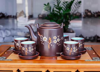 Bộ ấm chén tích hoa mai trắng - men nâu - chỉ đỏ