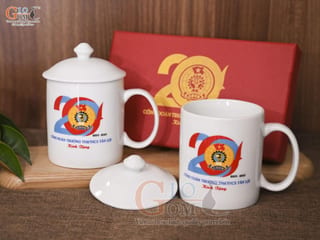 Bộ cốc sứ đôi, quai tròn men trắng có nắp in logo quà tặng, 350ml