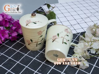 Bộ đôi cốc men vuốt họa tiết đào phai men kem, có nắp đậy