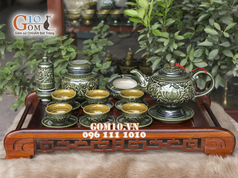 Bộ trà chân cao men lục cổ khắc nổi hoa sen đầy đủ phụ kiện