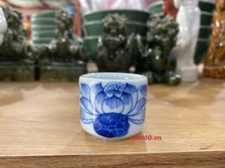 Chén kỷ dáng vuông men lam vẽ hoa sen