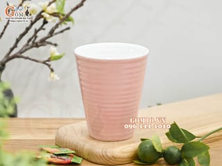 Cốc sứ dáng nhọn màu hồng lòng trắng, 8cm