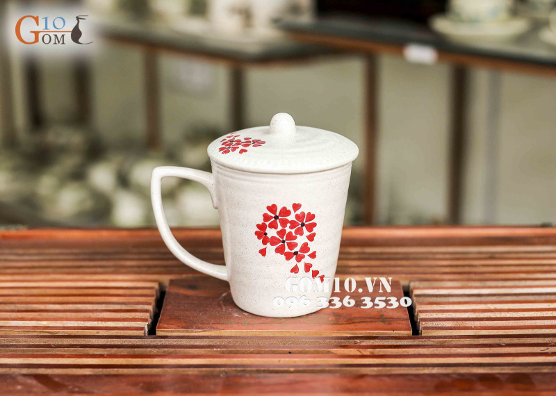 Cốc gốm dáng vát, họa tiết hoa tim đỏ, đường kính 8cm