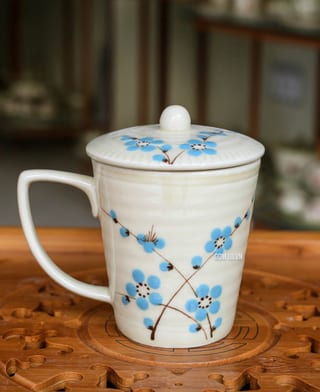 Cốc men vuốt dáng vát, họa tiết hoa mai, đường kính 9cm