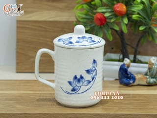 Cốc gốm có nắp men kem họa tiết hoa sen xanh, 8cm