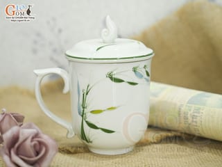 Cốc sứ dáng chóp lửa men kem vẽ Trúc Chuồn, 400ml