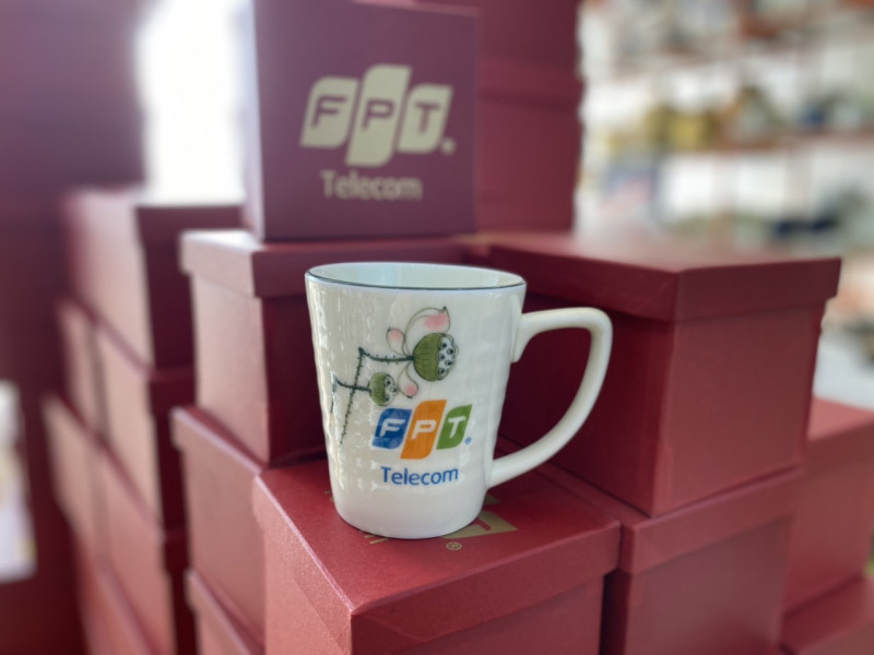 Cốc sứ men kem vẽ hoa Đài Sen in logo
