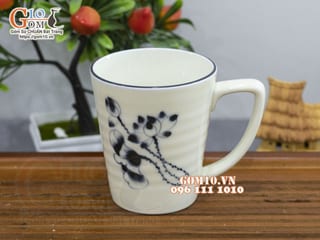 Cốc sứ men kem vẽ hoa Sen đen, cao 10cm