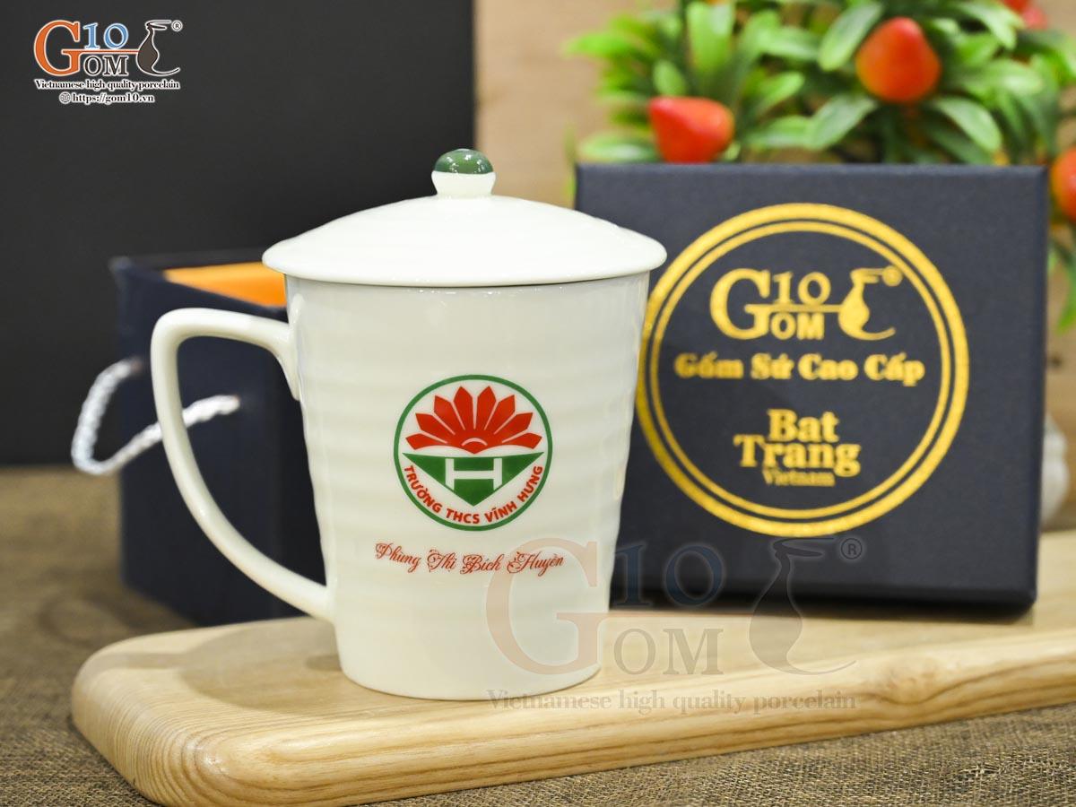 Cốc sứ men kem vẽ Ngò Gai có nắp, in logo