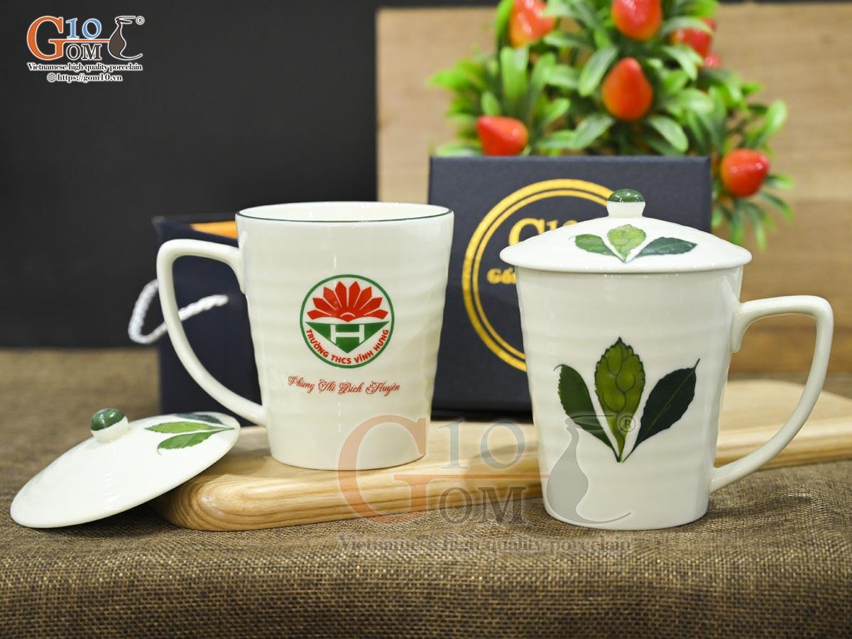 Cốc sứ men kem vẽ Ngò Gai có nắp, in logo