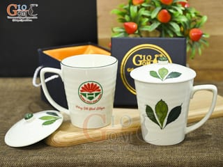 Cốc sứ men kem vẽ Ngò Gai có nắp, in logo