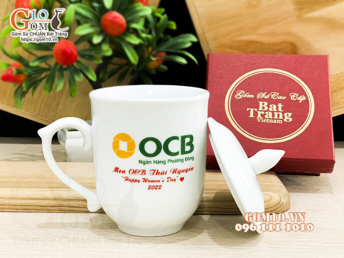 Cốc sứ men trắng dáng chóp lửa có nắp, in logo quà tặng ngân hàng OCB