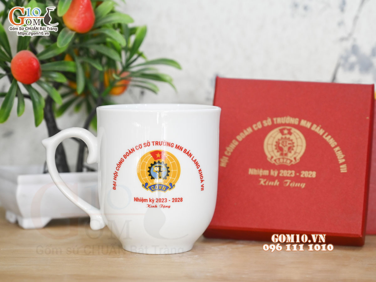 Cốc sứ men trắng dáng chóp lửa in logo quà tặng