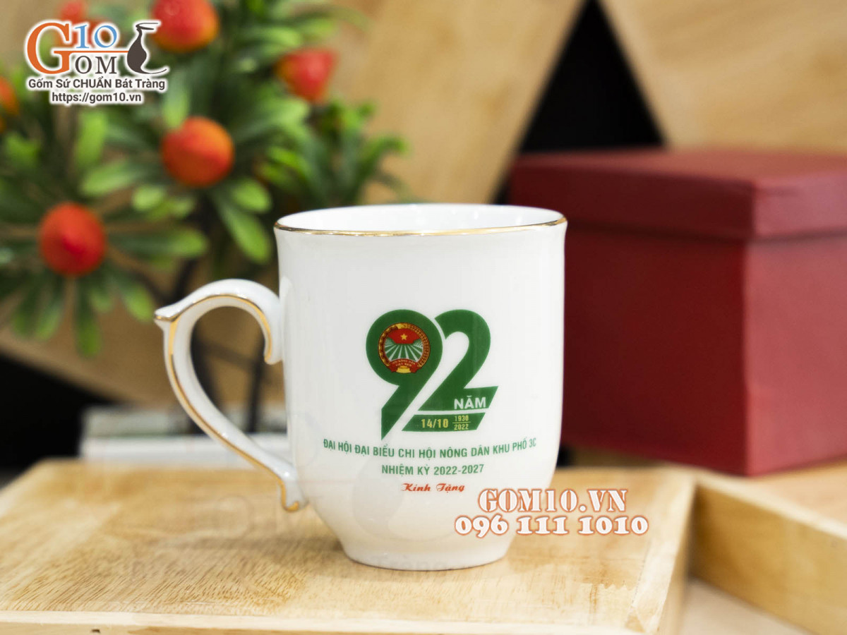 Cốc sứ dáng chóp lửa men trắng kẻ chỉ vàng kim, in logo quà tặng 400ml