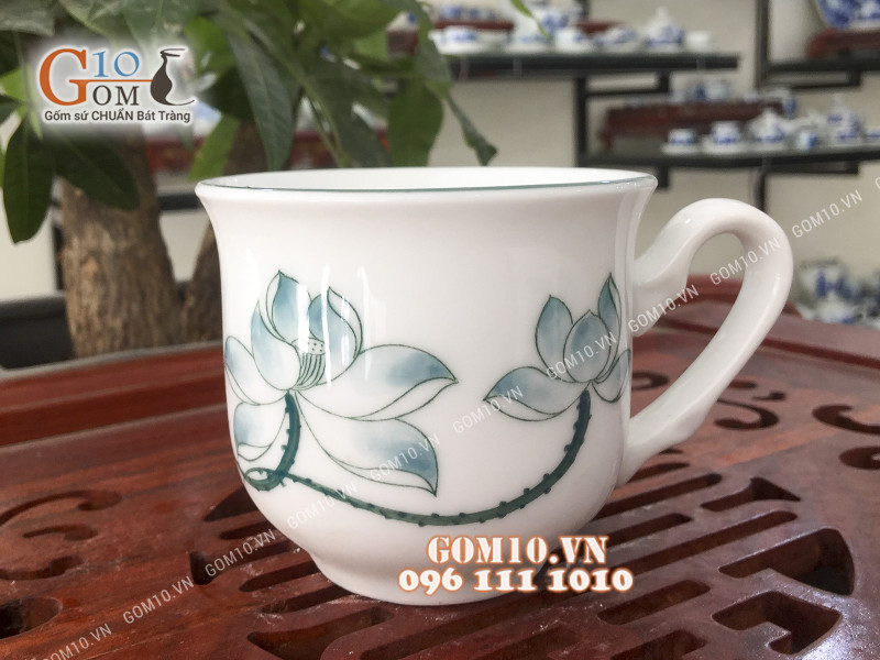 Cốc sứ miệng loe men trắng vẽ hoa sen xanh, đường kính 8,5cm