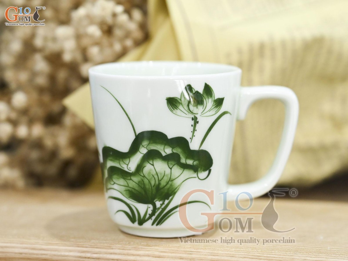 Cốc sứ men trắng quai vuông họa tiết hoa sen, đường kính 7,5cm