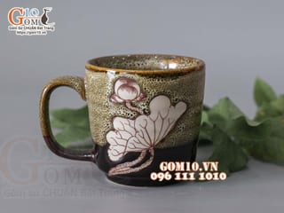 Cốc sứ quai men hoả biến gấm vàng khắc sen, đường kính 8,5cm
