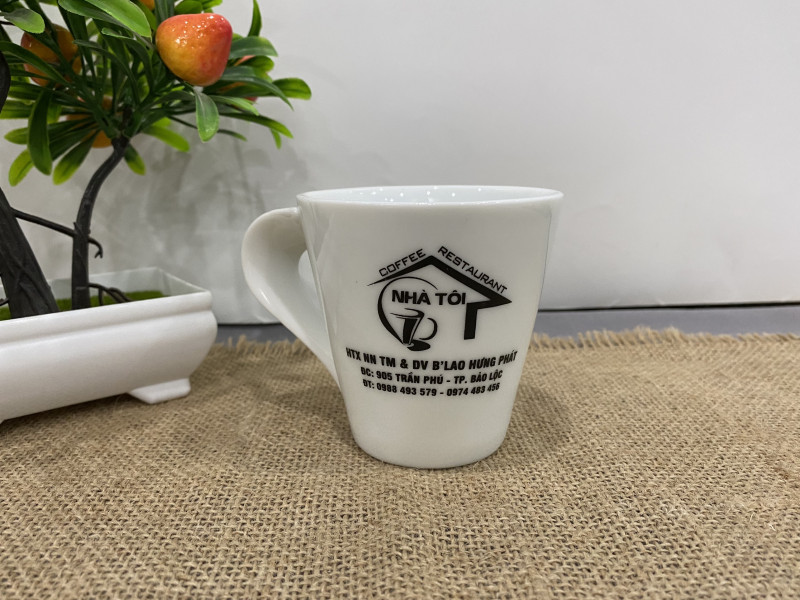 Cốc sứ quai xoắn men trắng, in logo